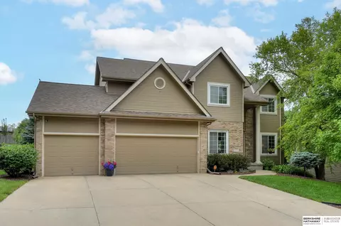 17926 Pine St, Omaha, NE 68130