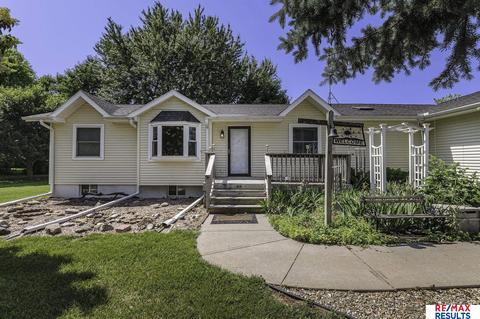 103 Sharon Dr, Crescent, IA 51526