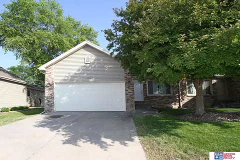 908 Newport Blvd, Lincoln, NE 68521