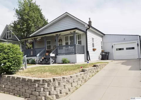 3817 R St, Omaha, NE 68107