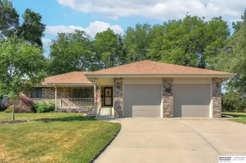 317 Sherwood Cir, Gretna, NE 68028