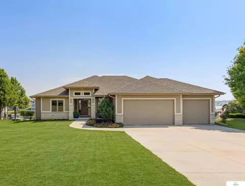 17718 Island Cir, Bennington, NE 68007