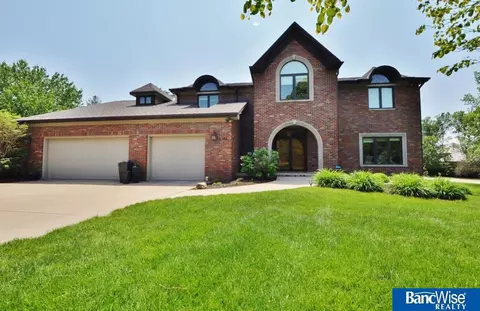 2303 Bretigne Dr, Lincoln, NE 68512