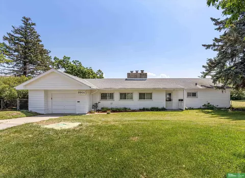 3301 Nebraska Cir, Omaha, NE 68111