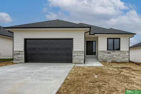 20812 Ellison Ave, Elkhorn, NE 68022