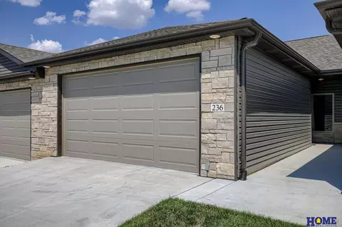 236 Half Moon Dr, Lincoln, NE 68527