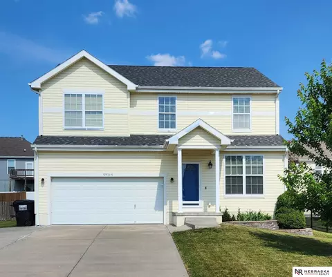 2105 Walnut Creek Dr, Papillion, NE 68046