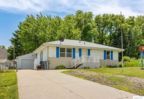 203 W R St, Weeping Water, NE 68463