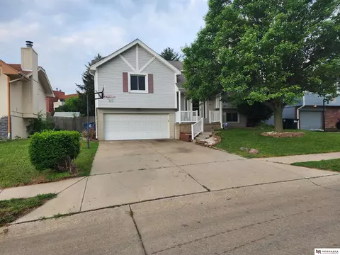 10421 Hartman Ave, Omaha, NE 68134