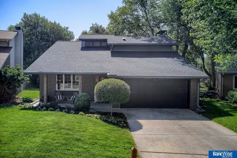 7149 Shamrock Rd, Lincoln, NE 68506