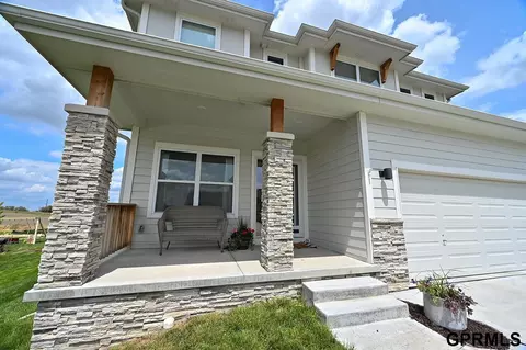 11028 Superior Dr, Papillion, NE 68046