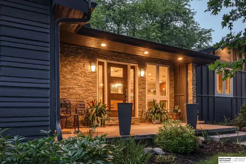 8240 Keystone Dr, Omaha, NE 68134