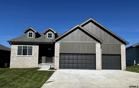 19101 Devonshire Dr, Gretna, NE 68028