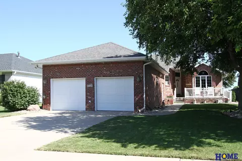 8020 Regent Dr, Lincoln, NE 68506