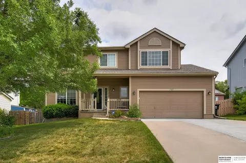 1707 Walnut Creek Dr, Papillion, NE 68046