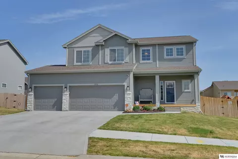 2016 Hummingbird Dr, Bellevue, NE 68123