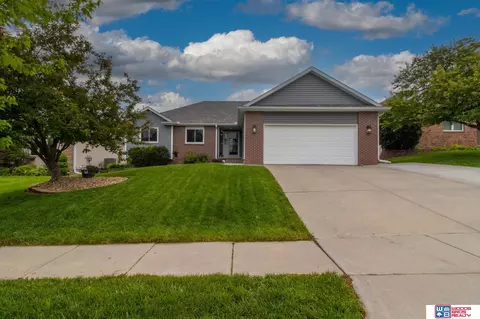 7921 Red Oak Rd, Lincoln, NE 68516