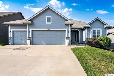 18414 Farnam St, Omaha, NE 68022