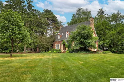 857 Loveland Dr, Omaha, NE 68114