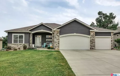 5114 Birchwood Dr, Papillion, NE 68133