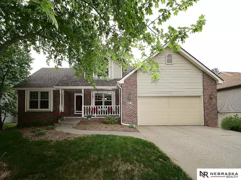 8016 Eric Dr, Lincoln, NE 68507