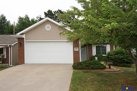 2046 S Knights Ln, Lincoln, NE 68506