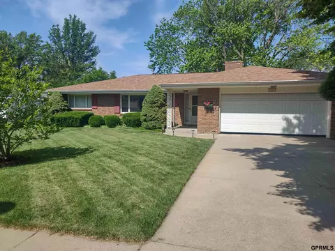 731 Driftwood Dr, Lincoln, NE 68510
