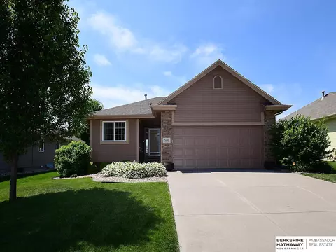 2605 Aberdeen Dr, Papillion, NE 68133