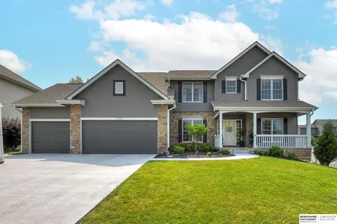 2350 Crystal Creek Dr, Papillion, NE 68046