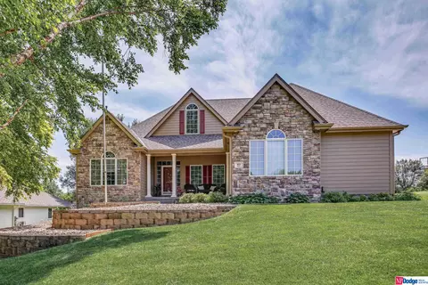 809 Bailey Dr, Papillion, NE 68046