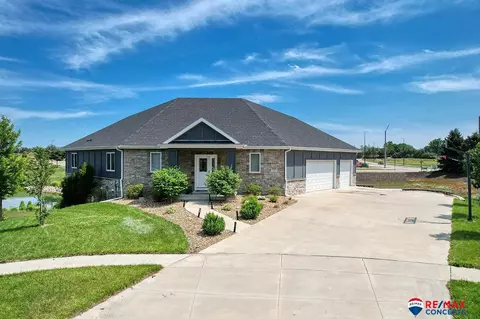 410 N 100th Cir, Lincoln, NE 68527