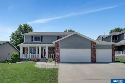 8211 Whitney Ct, Lincoln, NE 68507
