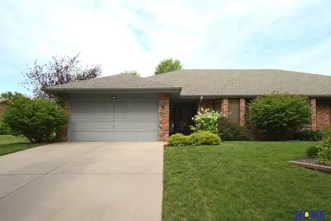 6730 Teton Dr, Lincoln, NE 68510
