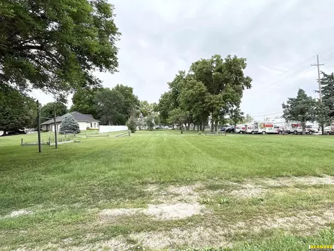 2413 K St, Auburn, NE 68305