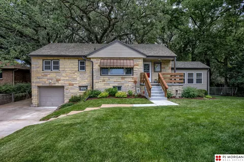 917 Bellevue Blvd N, Bellevue, NE 68005
