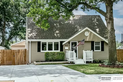8820 Westridge Dr, Omaha, NE 68124