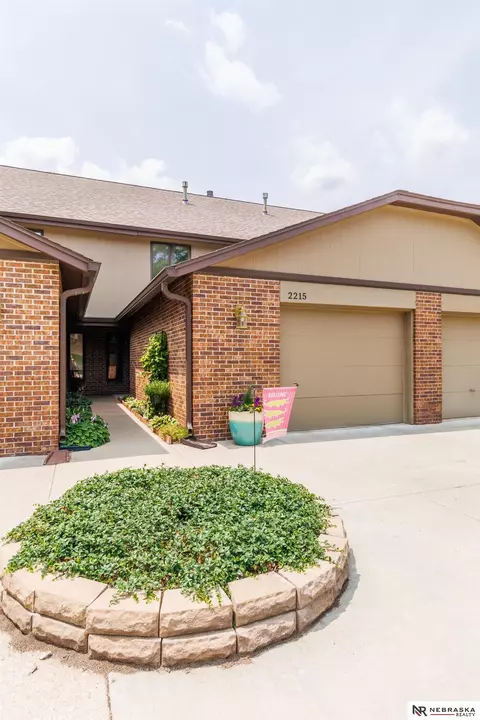 2215 Winding Way, Lincoln, NE 68506