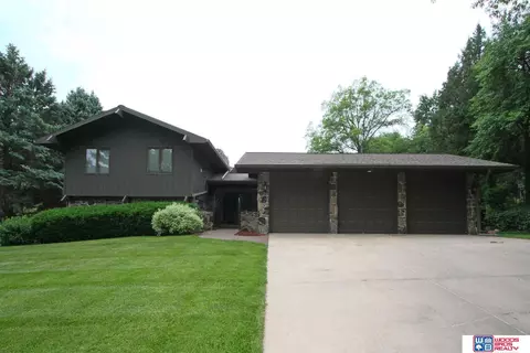6421 Rogers Cir, Lincoln, NE 68506