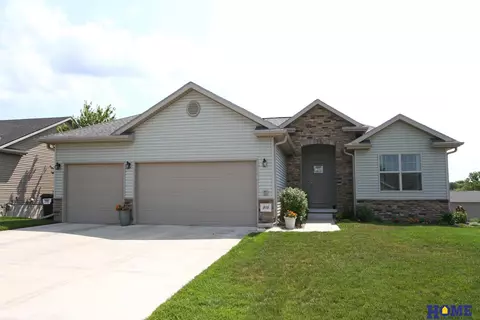 916 Autumn Rd, Hickman, NE 68372
