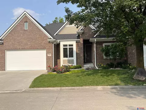 6436 Lonetree Dr, Lincoln, NE 68512