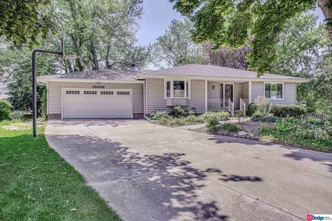 13006 Jan Cir, Bellevue, NE 68123