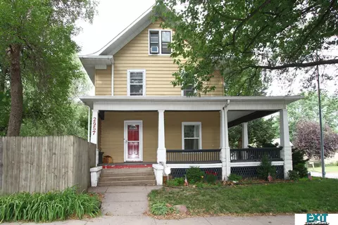 2957 N 52nd St, Lincoln, NE 68504