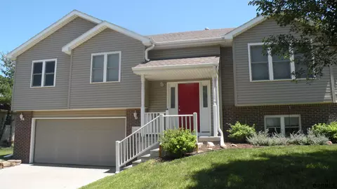 6950 Glass Ridge Dr, Lincoln, NE 68526