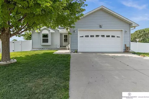 107 E Riverview Dr, Blair, NE 68008