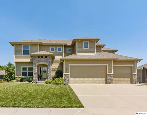 1380 Hardwood Dr, Papillion, NE 68046