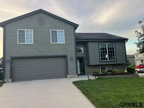 18004 Sunridge St, Omaha, NE 68136