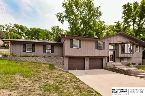 805 Valley Dr, Crescent, IA 51526