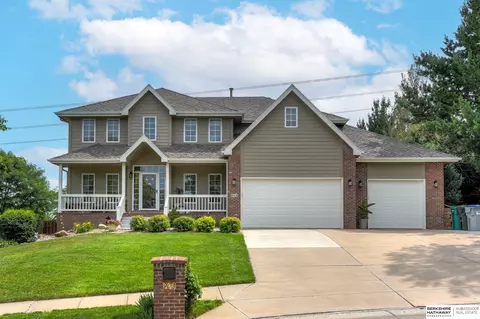 903 Killarney Dr, Papillion, NE 68046