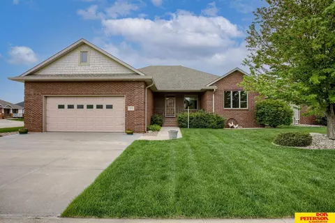 3241 Applewood Dr, Fremont, NE 68025