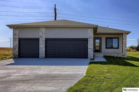 11338 Portage Cir, Papillion, NE 68046